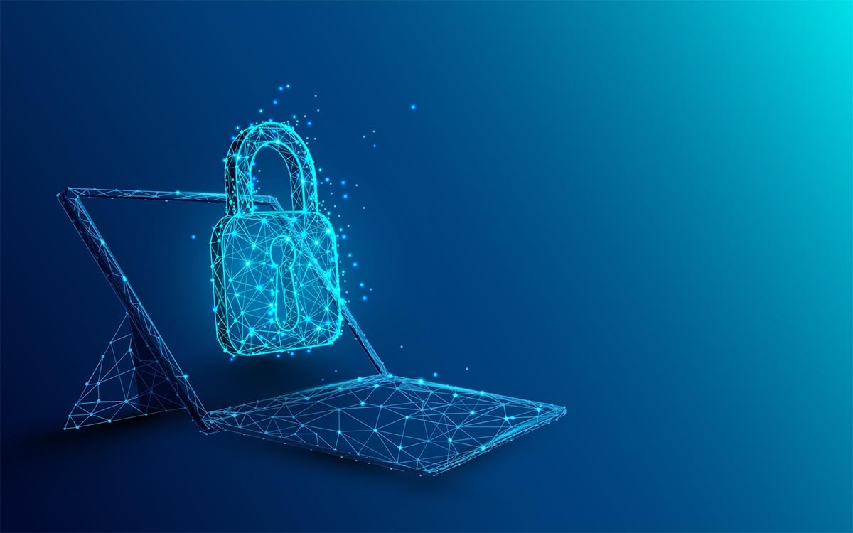 leuchtendes Schloss auf über einen Laptop. Symbolfoto für IT-Sicherheit