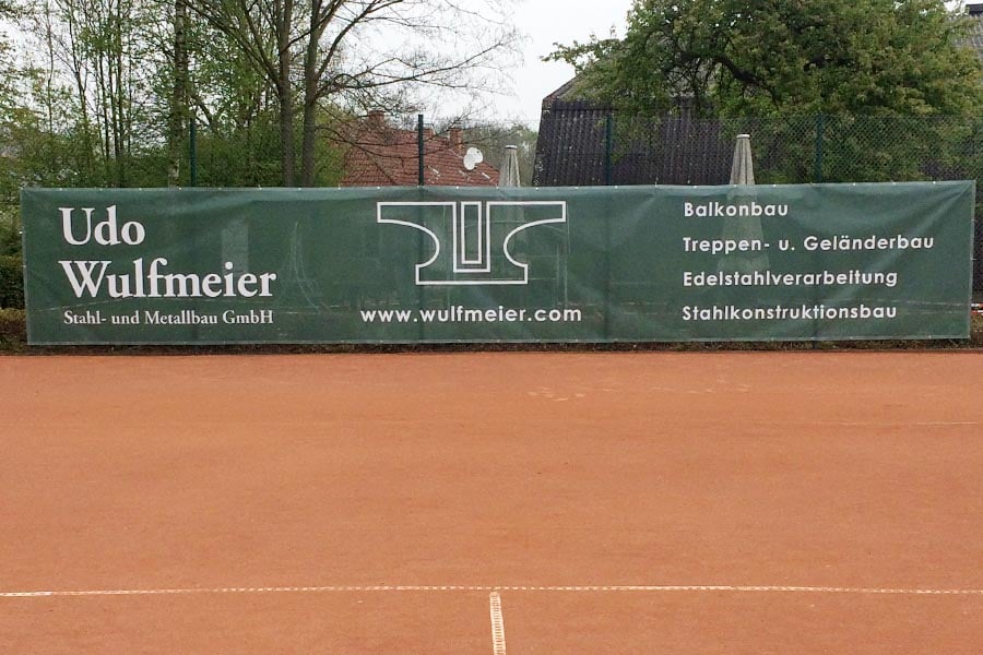 Mesh-Banner der Firma Udo Wulfmeier GmbH 12x2m als Beispiel.