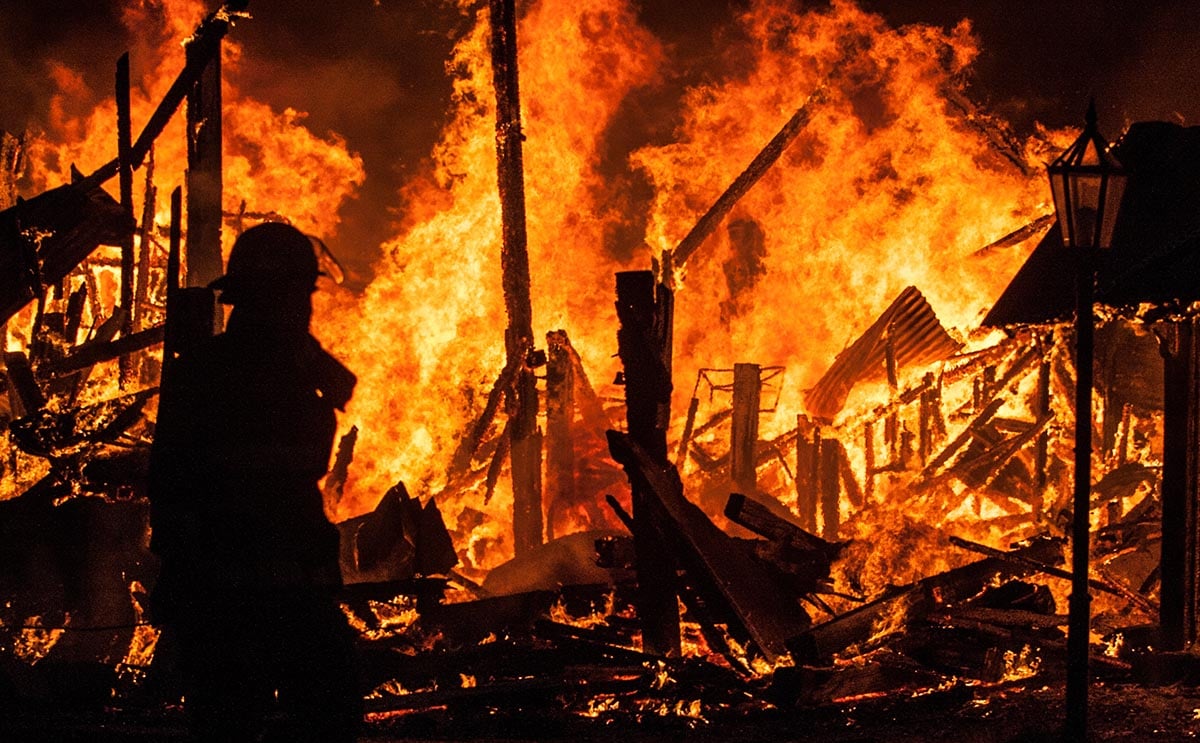 Symbolfoto zum Thema Datensicherung. Auf dem Bild ist ein Großbrand mit einem Feuerwehrmann zu sehen.