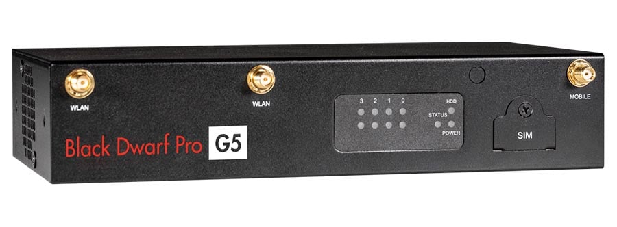 Frontansicht der Black Dwarf Pro G5 Firewall von Securepoint. Es ist die Belegung der 4 LAN-Ports und die Antennenanschlüsse zu sehen. Die LAN-Buchsen sind bei diesem Modell auf der Rückseite