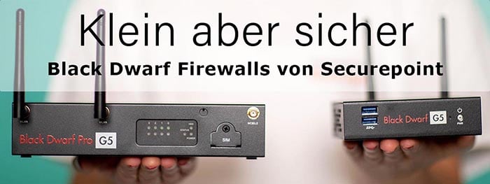 Eine Frau hält 2 verschiedene Firewalls von Securepoint auf den Handflächen
