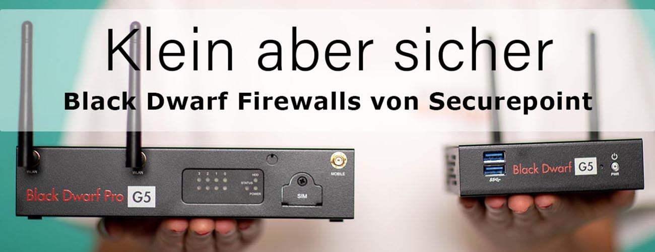 Eine Frau hält 2 verschiedene Firewalls von Securepoint auf den Handflächen