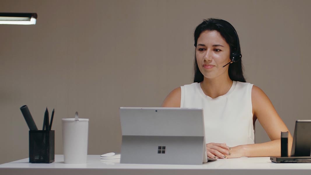 Eine Frau mit einem Headset sitzt am Computer - Symbolfoto für den Kundenservice