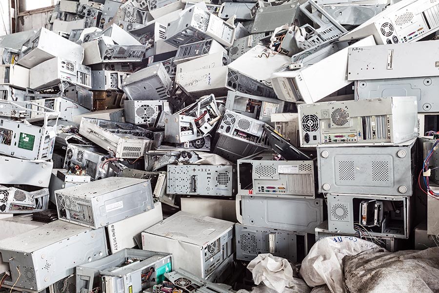 Computerschrott vor dem Recycling, ein Angebot von Keepsmile Design-100462598