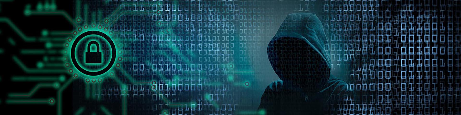 Symbolbild für IT-Sicherheit - Ein "Hacker" ist vor einer Computerplatine zu sehen