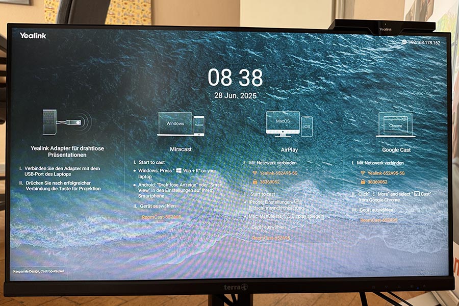 Startbildschirm vom RoomCast mit den wählbaren Optionen, Präsentationsstick, Miracast, AirPlay oder Google Cast Startbildschirm vom RoomCast mit den wählbaren Optionen, Präsentationsstick, Miracast, AirPlay oder Google Cast