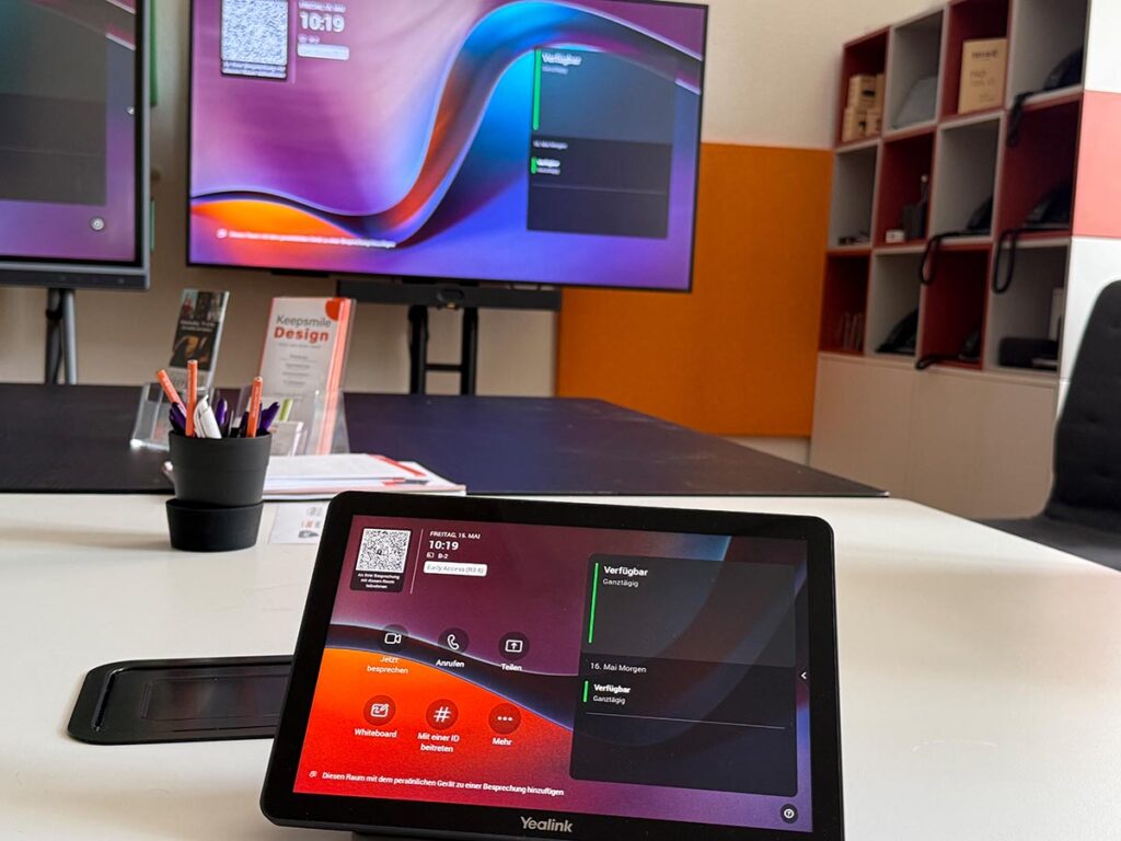 MeetingDisplay von Yealink steht im Besprechungsraum von Keepsmile Design. Auf dem Display ist Microsoft Teams zusehen.