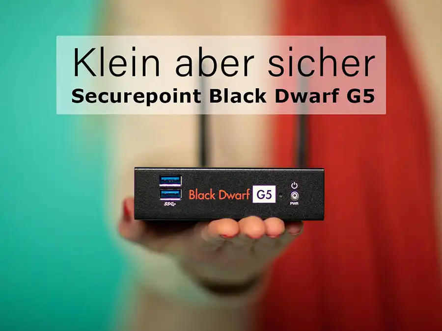 Eine Firewall Black Dwarf G5 von Securepoint wird auf einer Frauenhand präsentiert